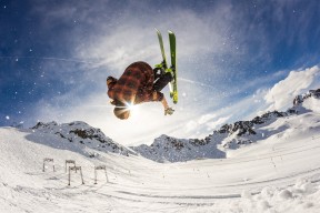  战术调整引爆全场！，浓眉哥意外战胜独行侠赢得满堂喝彩-多米